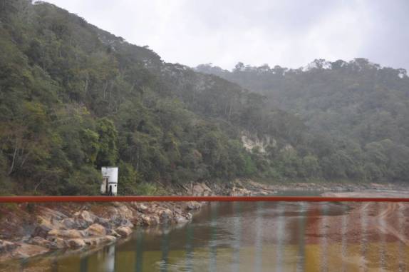 O rio que separa a Bolívia (direita) da Argentina (esquerda)